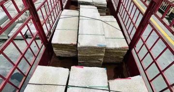 黄石 黄金麻花岗岩荔枝面，光面毛板装车完成