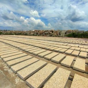 黄石 黄金麻花岗岩荔枝面地铺石防护中