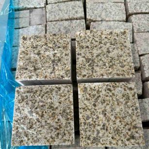 黄石 黄金麻花岗岩自然面小方块，弹石，马蹄石等