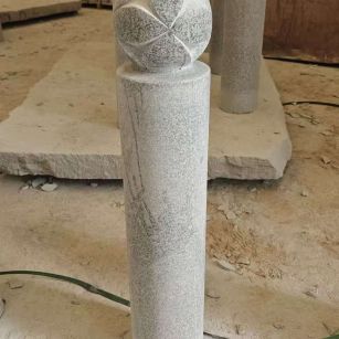 黄石 芝麻白花岗岩石材挡车石柱、停车柱、圆柱挡车柱、方柱挡车柱等