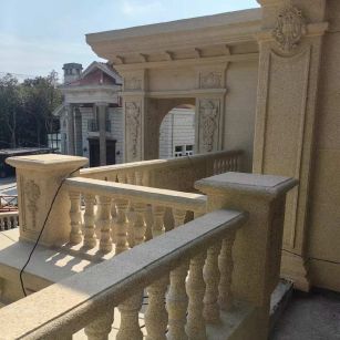 黄石 黄金麻别墅外墙干挂雕花配合阳台栏杆花瓶柱