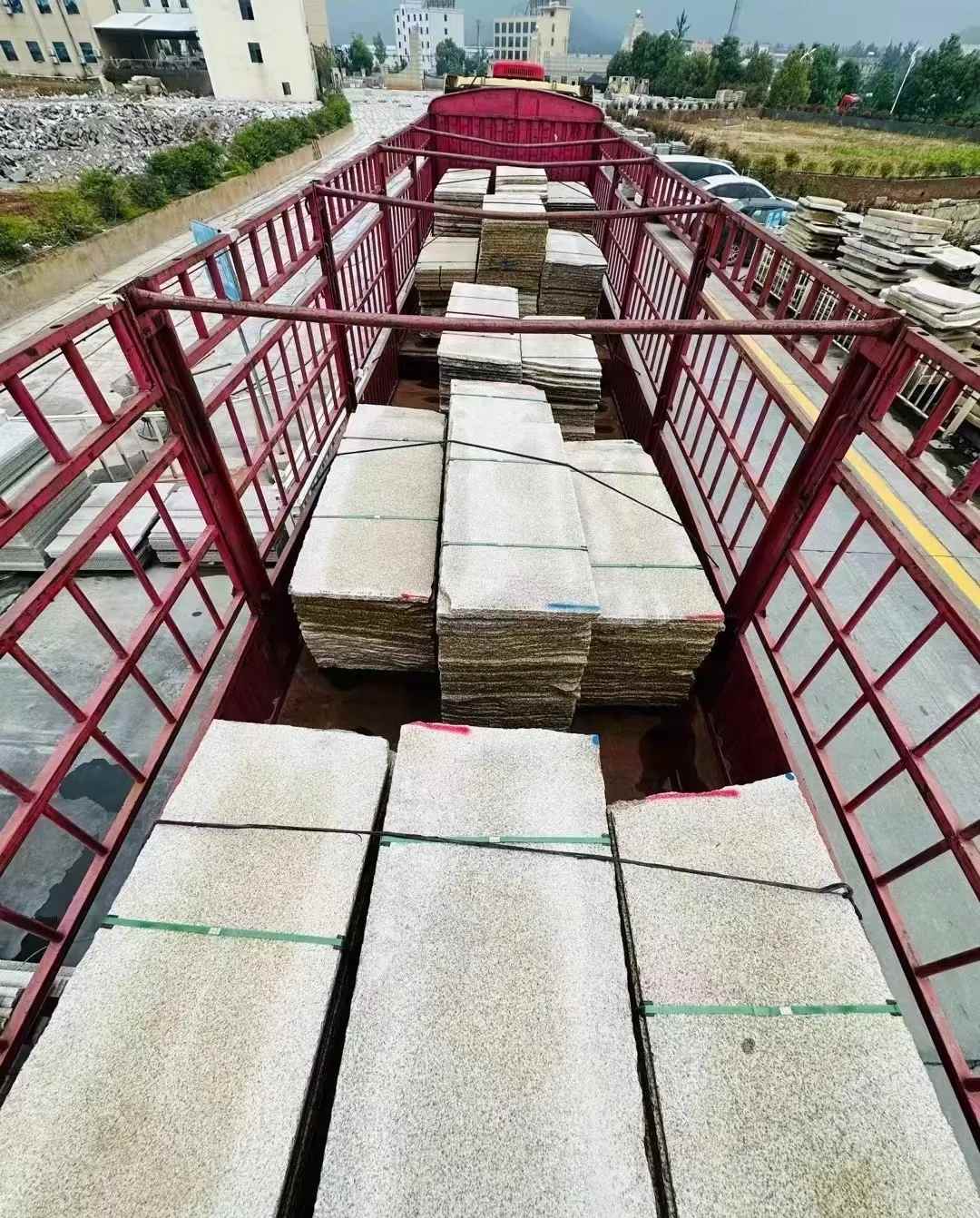 黄石 黄金麻花岗岩荔枝面，光面毛板装车完成