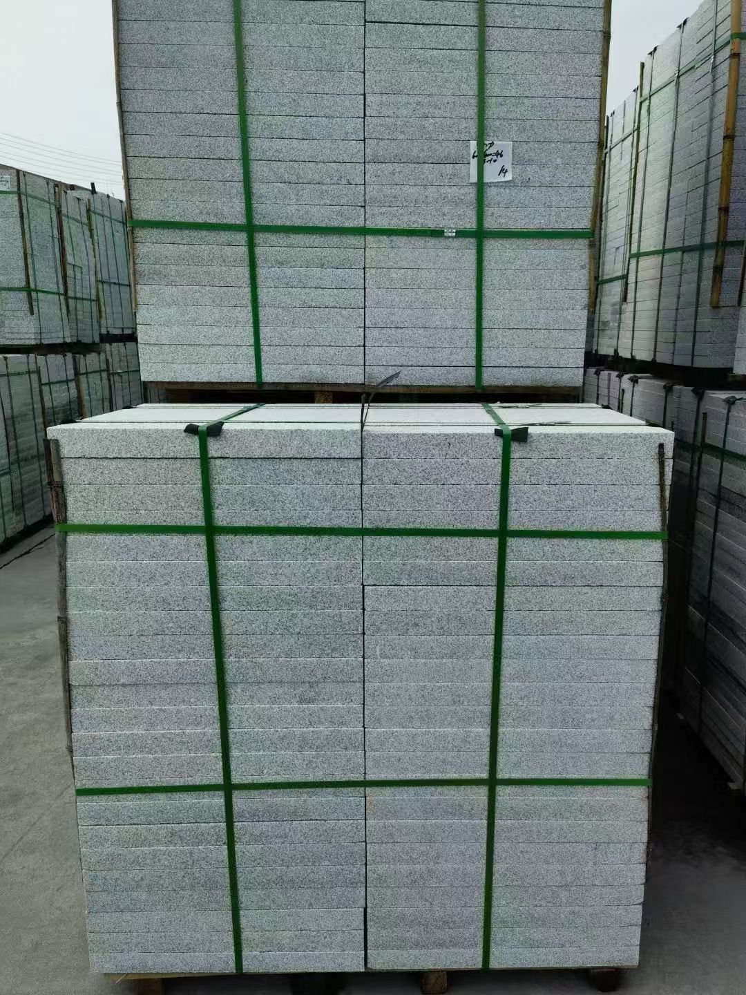 黄石 芝麻白火烧，园林广场市政工程地铺石，1.8~5.0厚均有现货