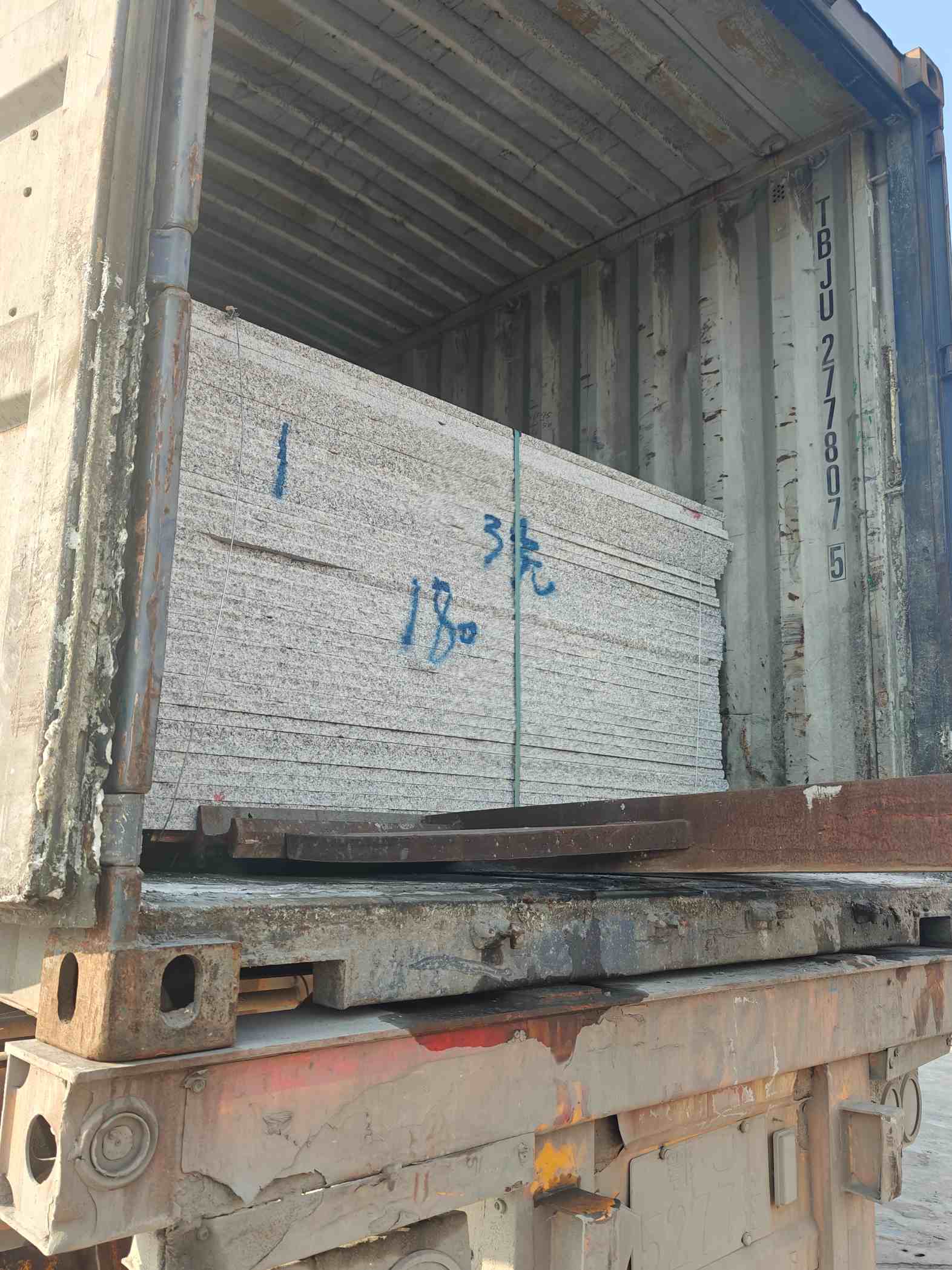 黄石 芝麻白花岗岩石材3.0公分光面毛板装柜出货