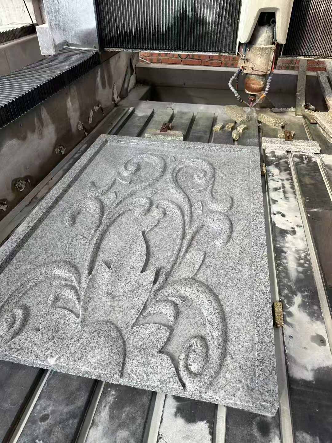 黄石 白麻别墅干挂雕花板