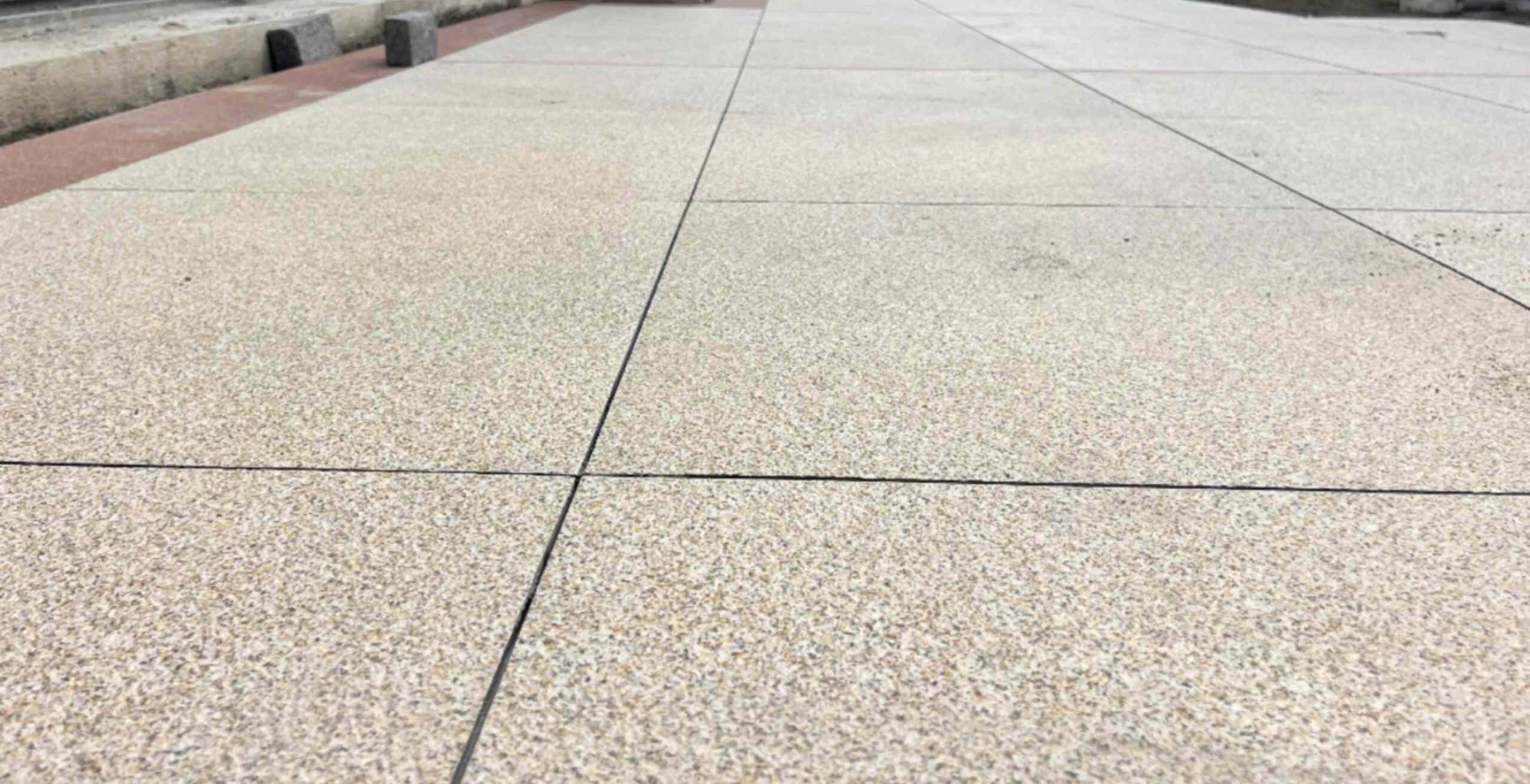 黄石 黄金麻花岗岩石板材荔枝面地面铺装效果