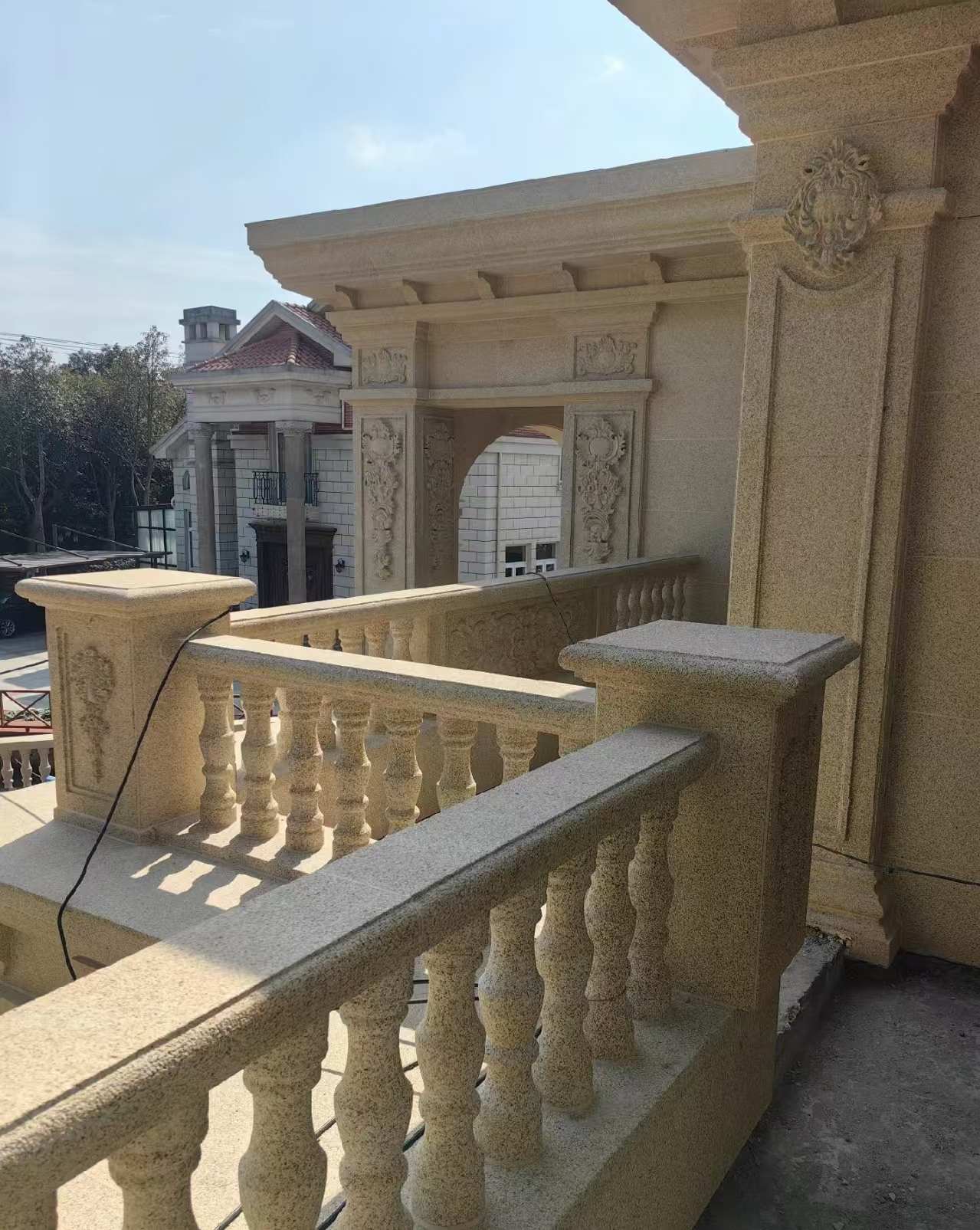 黄石 黄金麻别墅外墙干挂雕花配合阳台栏杆花瓶柱