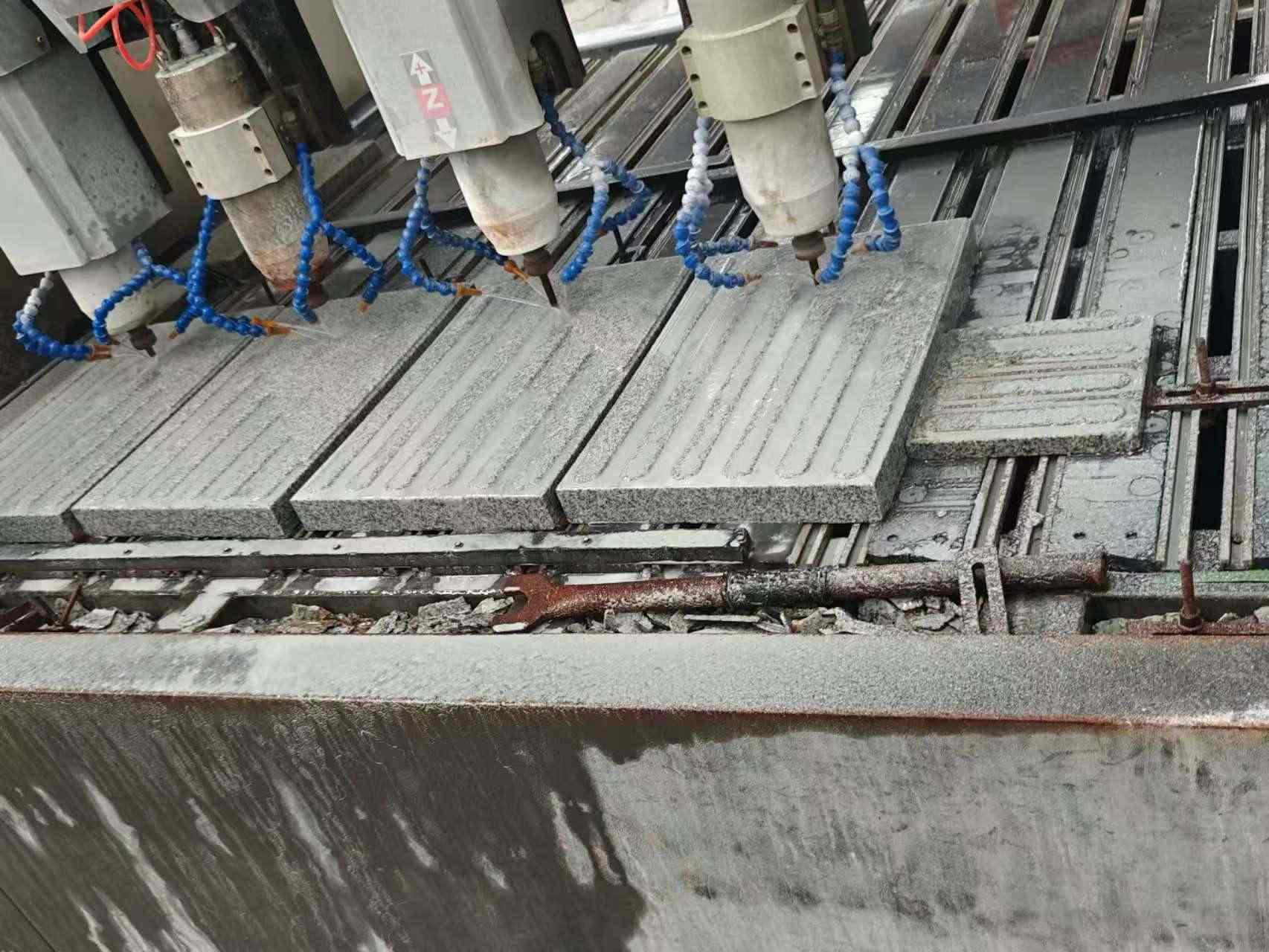 黄石 芝麻白花岗岩荔枝面盲道雕刻