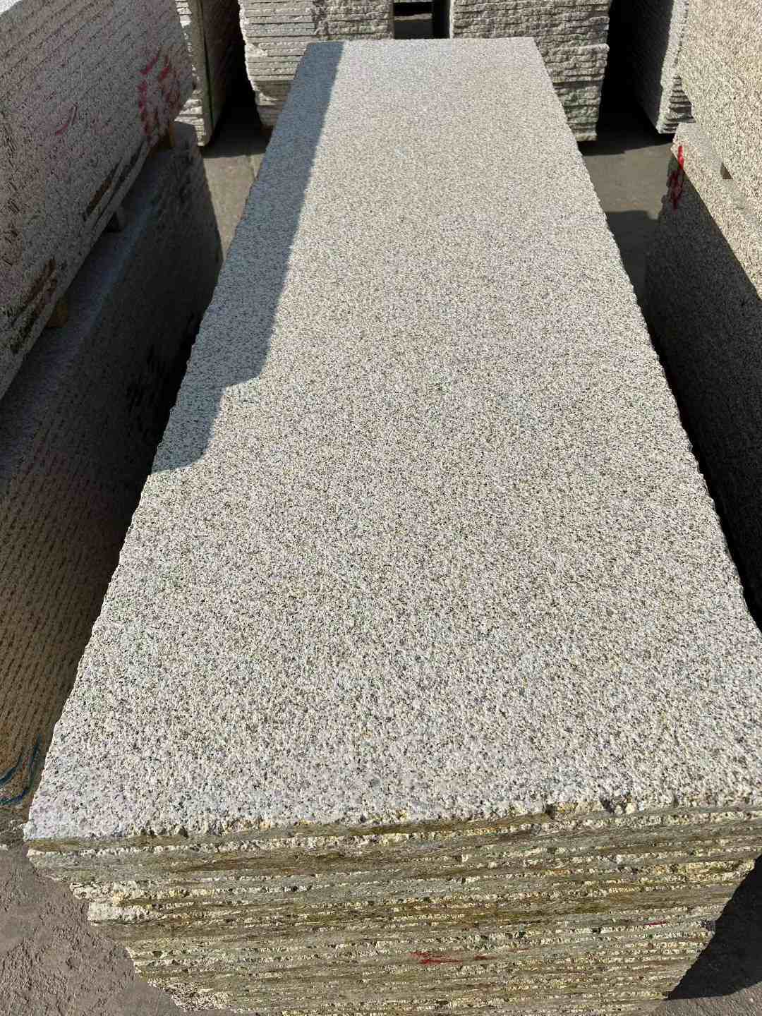 黄石 黄金麻花岗岩荔枝面毛板，半成品