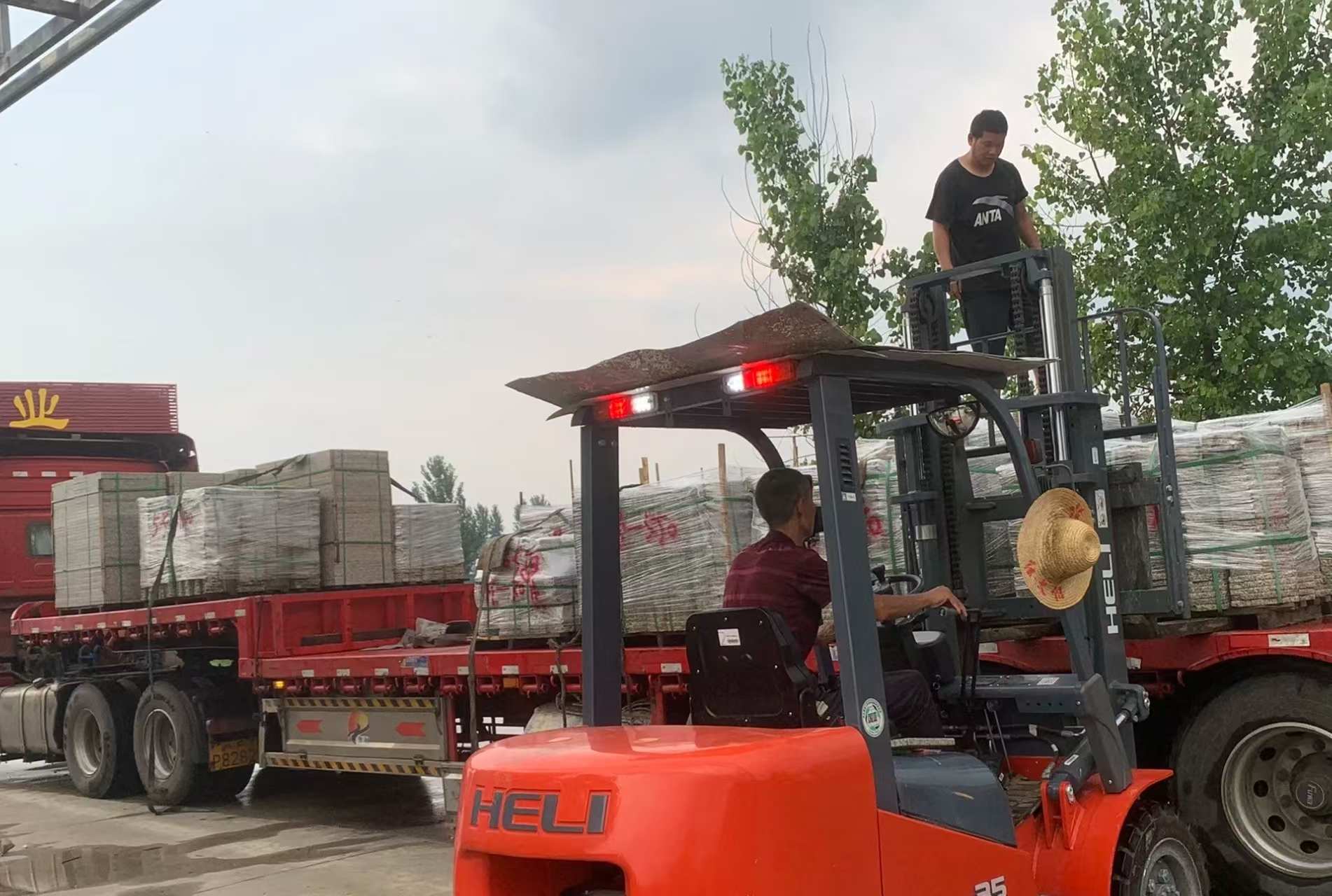 黄石 黄金麻冰裂纹，地铺石装车