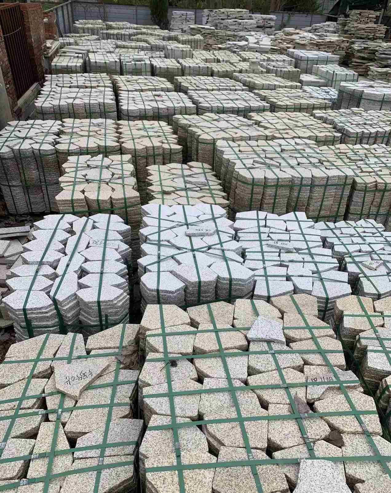 黄石 黄金麻白麻花岗岩荔枝面地铺石(冰裂纹)