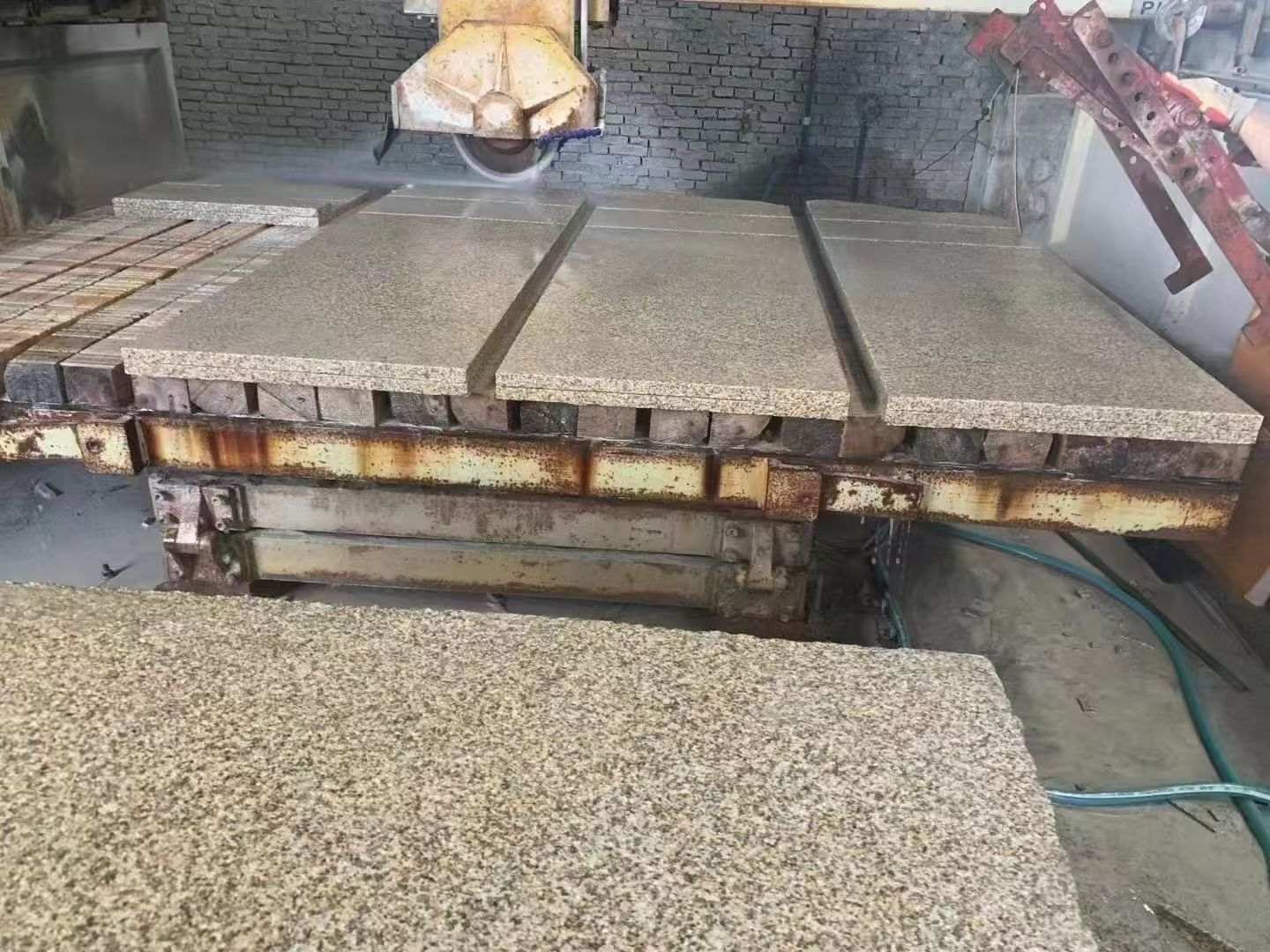 黄石 黄金麻荔枝面成品板加工