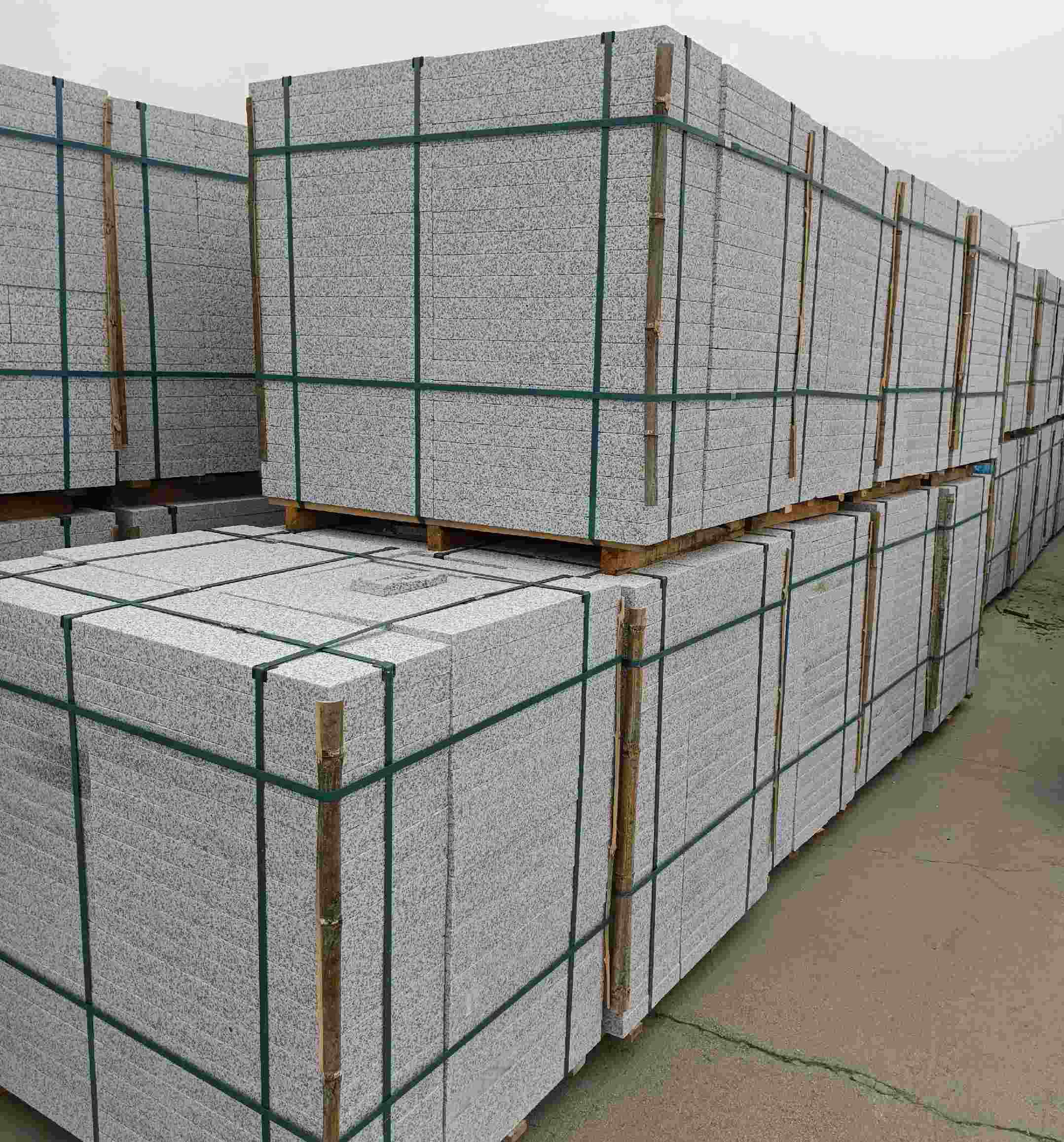 黄石 白麻花岗岩石材荔枝面地铺石（300*600*50）