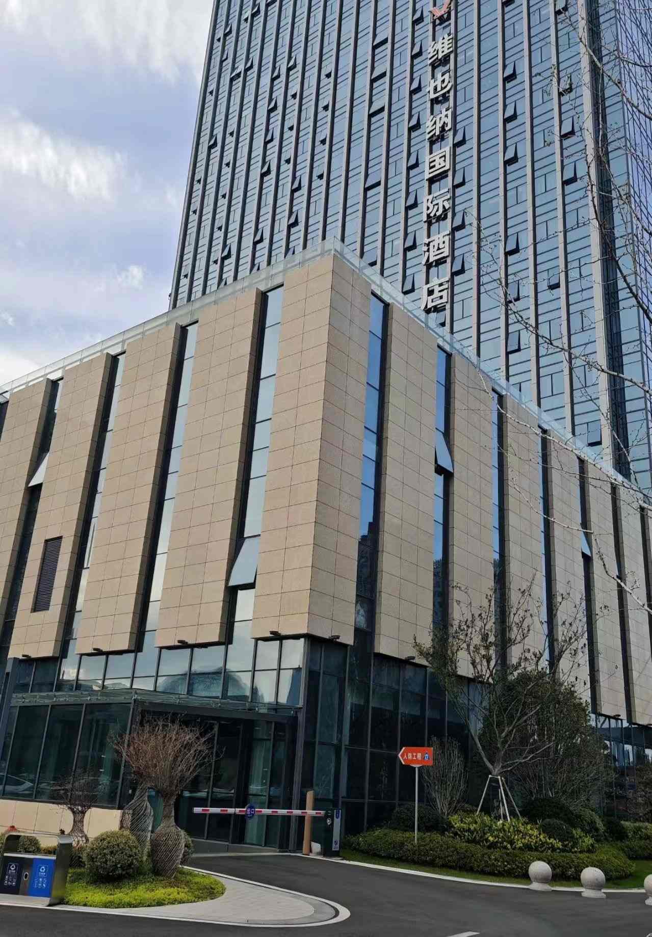 黄石 黄金麻花岗岩外墙干挂