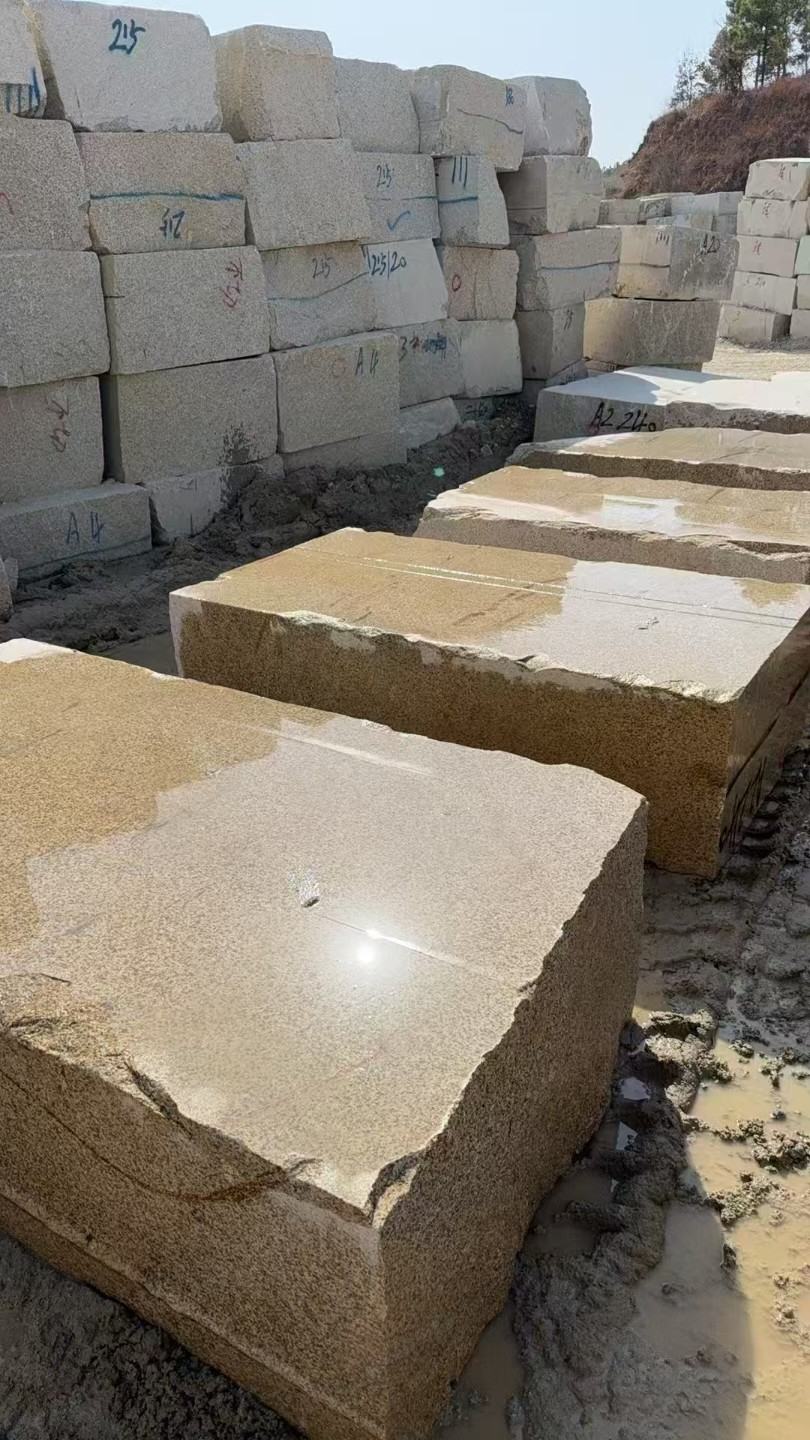 黄石 黄金麻方料堆场洗料分选中，原材料充足