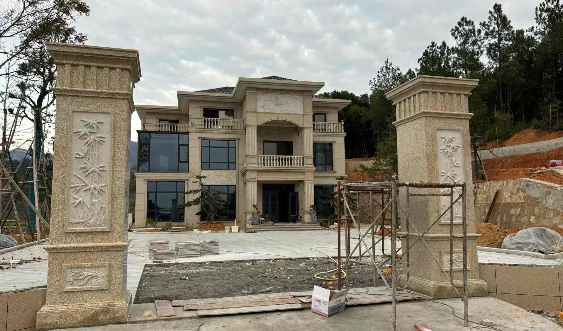 黄石 黄金麻花岗岩别墅雕花外墙干挂配上门口雕花罗马柱