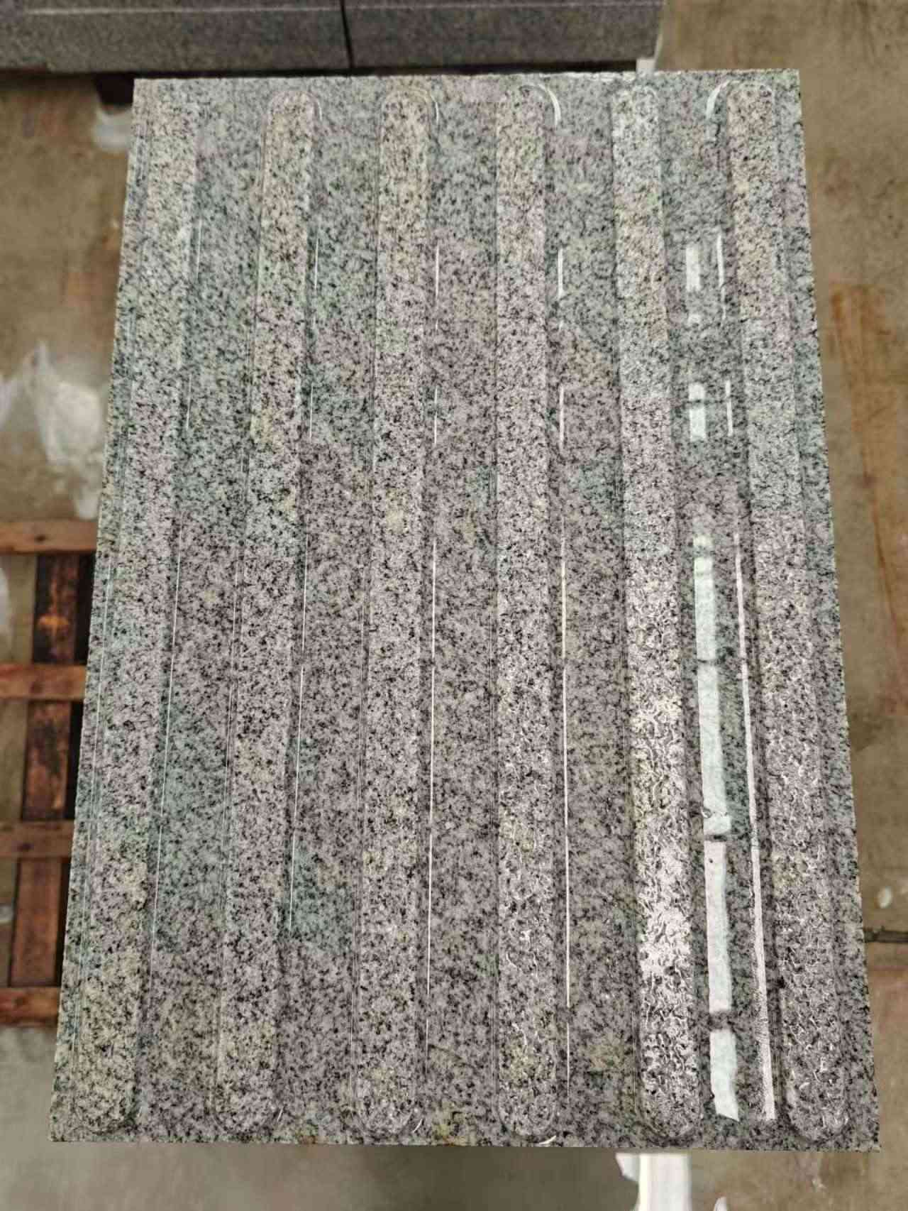 黄石 芝麻白花岗岩荔枝面雕刻盲道，盲条