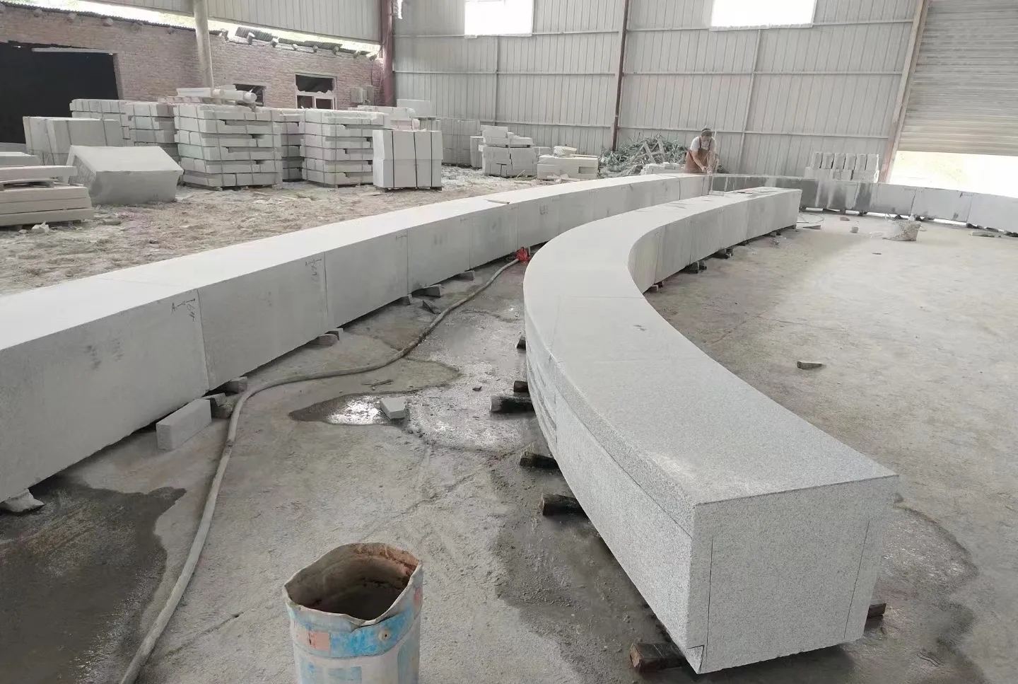 黄石芝麻白花岗岩石板材 园林光面弧形坐凳