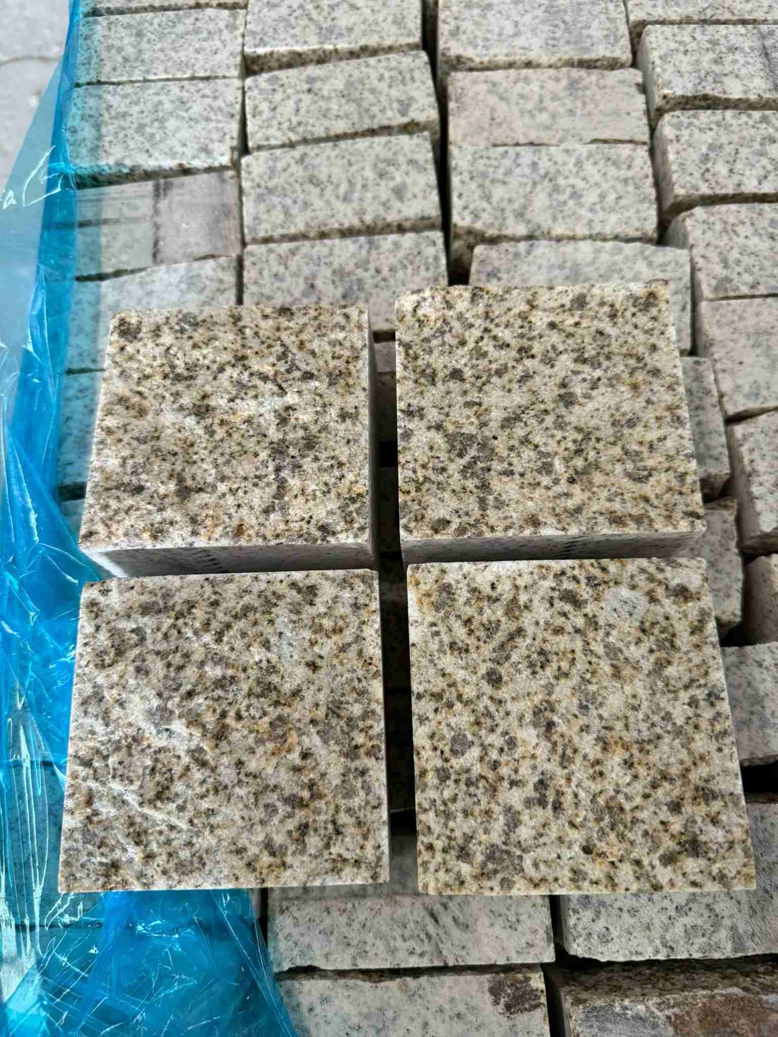 黄石 黄金麻花岗岩自然面小方块，弹石，马蹄石等