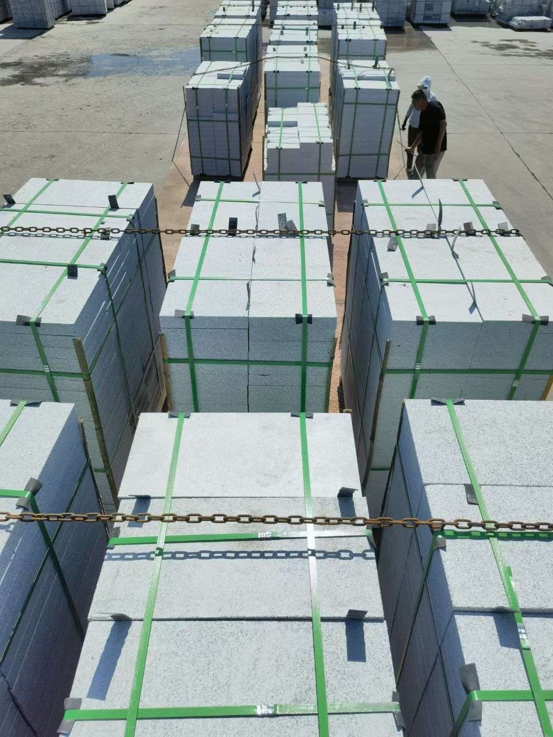 黄石 芝麻白花岗岩5公分地铺石 花岗岩厂家工厂装车日常