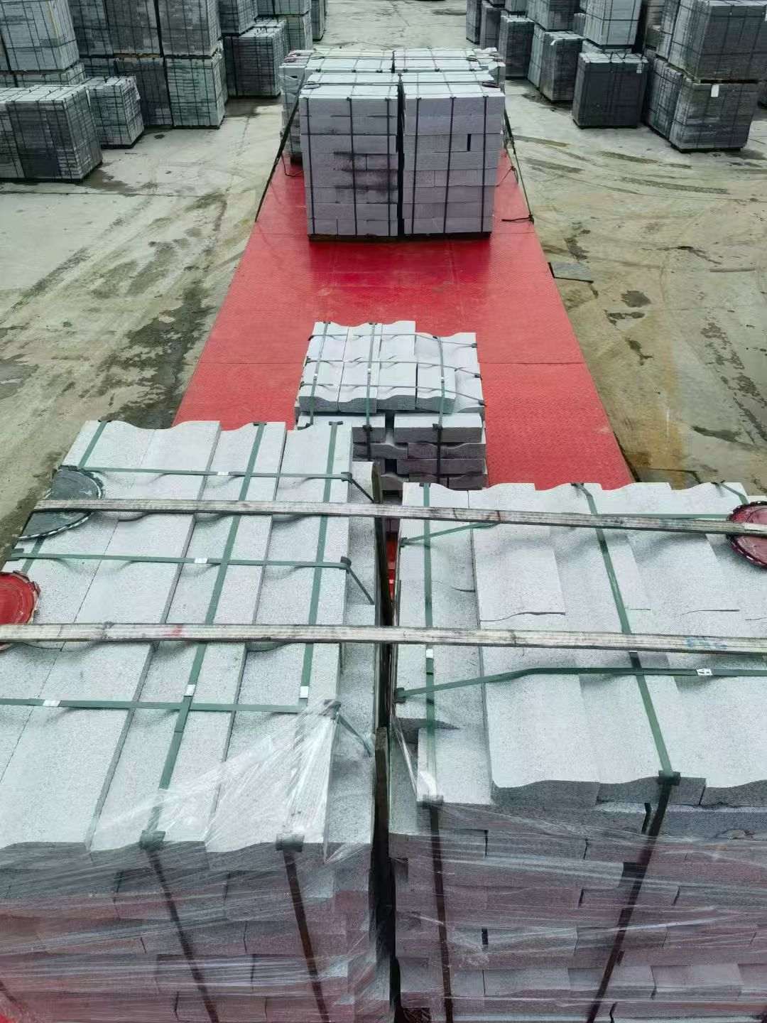 黄石 芝麻白仿形加直形路沿石出货日常