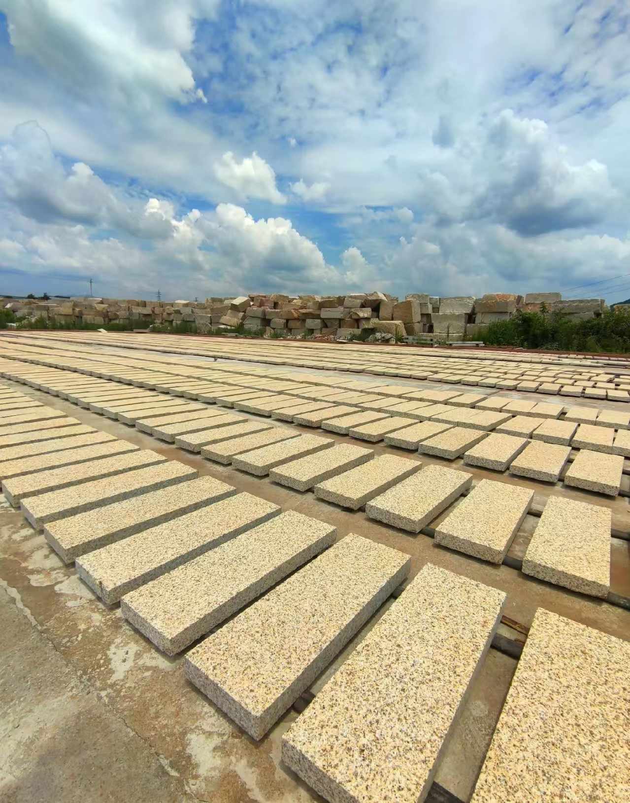 黄石 黄金麻荔枝面花岗岩石材地铺石防护中