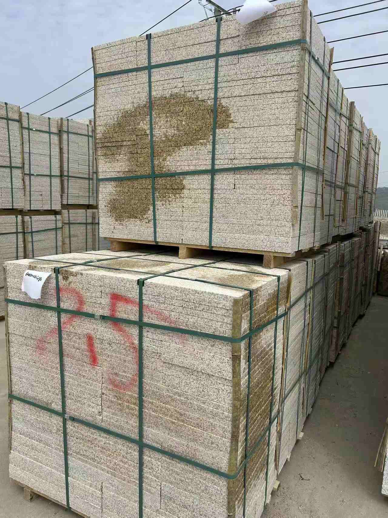 黄石 黄金麻花岗岩石材荔枝面地铺石2.5*300*600