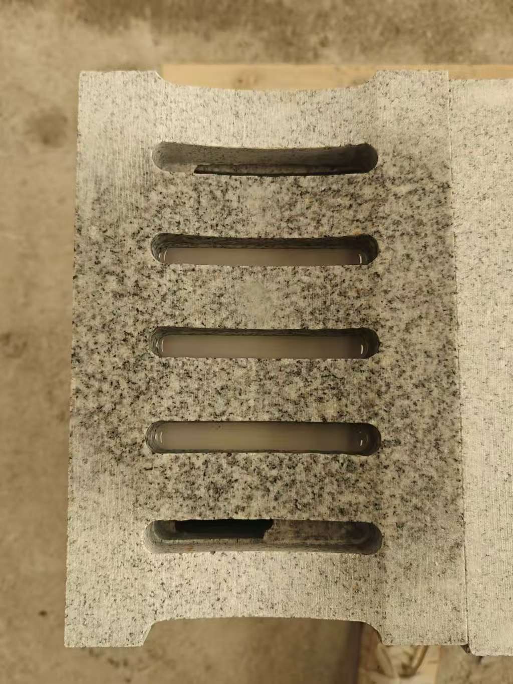 黄石 芝麻白拉丝面花岗岩U型开槽排水槽